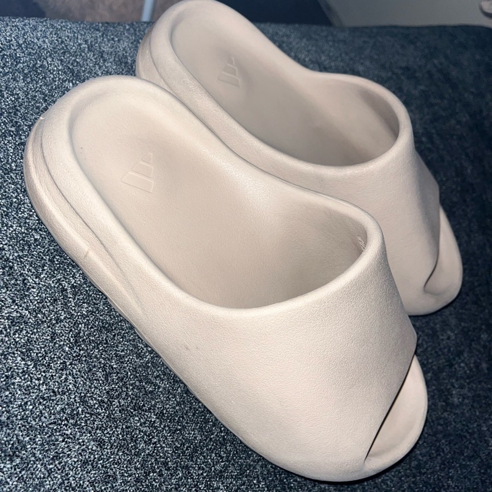 YEZZY SLIDES “DESERT SAND “ worn a couple of times
